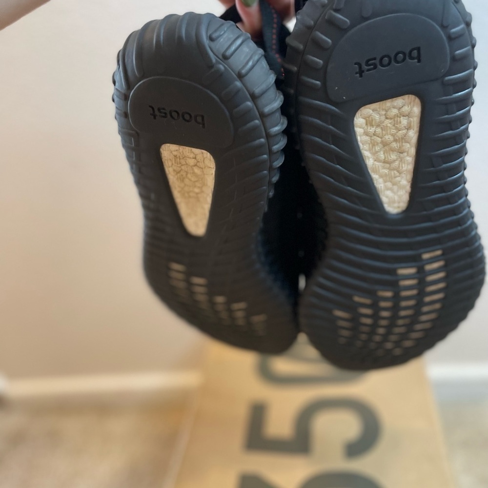 MENS YEEZY BOOST 350 BLACK SHOES SIZE 6.5​​​​​​​​ - Picture 3 of 10